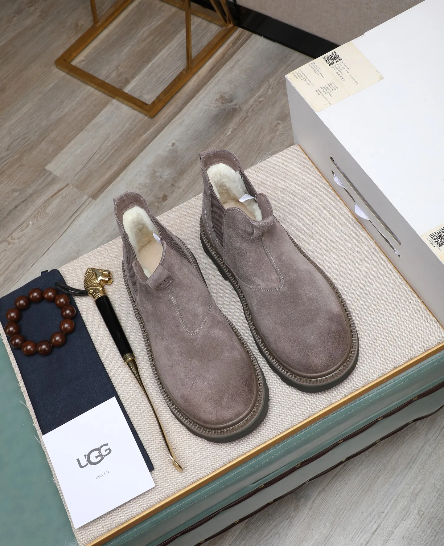 Men's shoes 💰640 (full genuine wool lining, 10% off for fake ones) Please pay attention to the quality of the original item and compare the thickness of the wool 🏮🏮 Popular UGG men's shoes from Australia's warm luxury brand, the official website is synchronized, Beckham men's style..., made of imported first-layer waxed cowhide, waxed toe cap, Australian real wool velvet lining Carefully sewn...Imported rubber Martin boots outsole (comfortable, soft, wear-resistant) The quality is really great...Exquisite workmanship, you won't be able to put it down at first sight, size 39-44 (customized in 45)